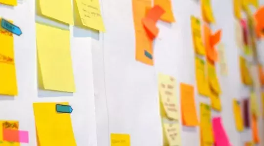 post it collés sur un tableau