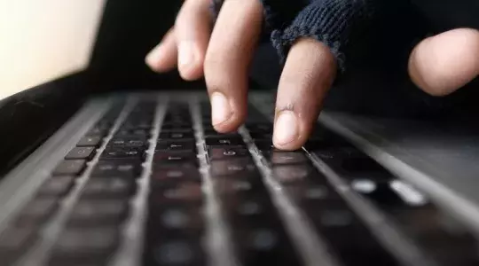 clavier d'ordinateur et main piratage