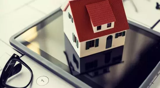 tablette et maison et lunettes immobilier