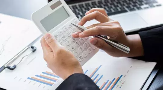 personne en train de calculer feuilles avec des graphiques