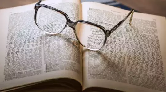 lunettes sur un livre connaissances
