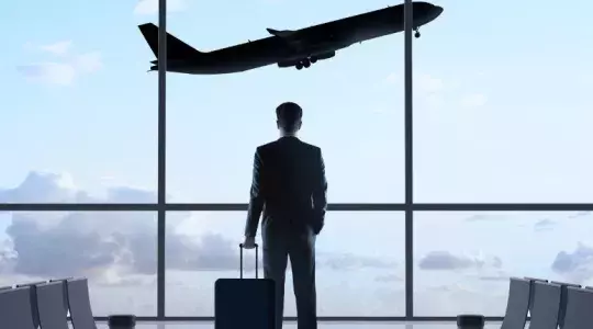 homme avec valise à l'aéroport 