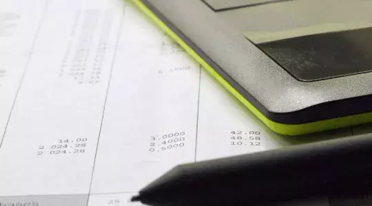 fiche de paie crayon et calculatrice