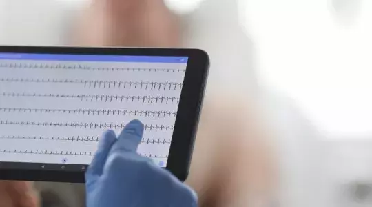tablette avec battements cardiaques dessus