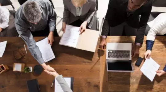 personnes se serrant la main recrutement