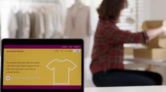 écran d'ordinateur allumé avec marketplace