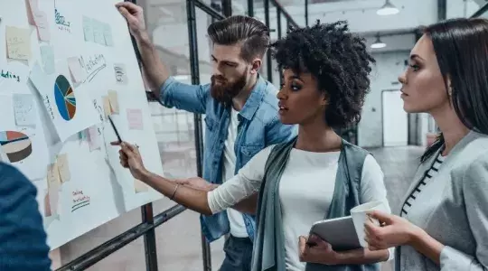 expérience collaborateur groupe de travail devant un tableau