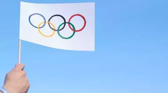 drapeau avec le logo des jeux olympiques 