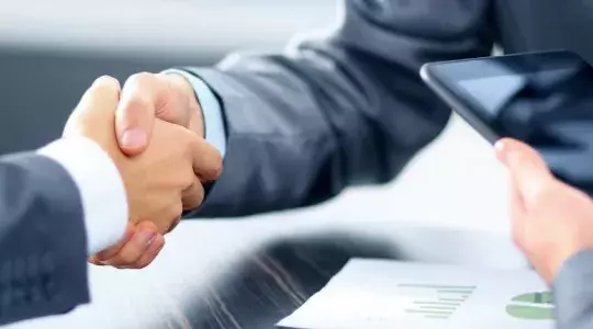 deux personnes se serrant la main