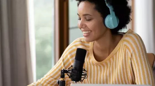 femme avec micro podcast