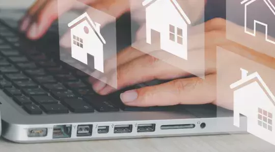 ordinateur et pictogrammes de maisons