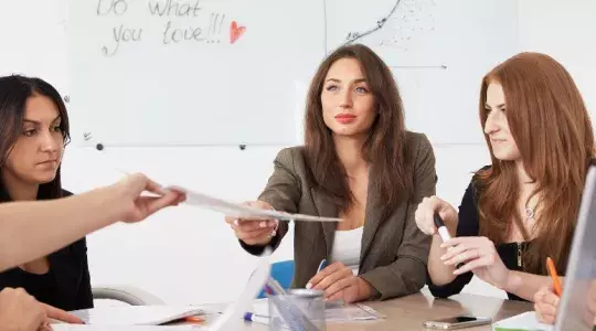 L’évolution de la gestion des informations des SIRH groupe de femmes qui travaillent 