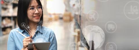 femme tenant un stylet et une tablette achats