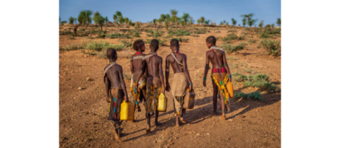 Enfants allant chercher de l’eau à plus d’1km de chez eux