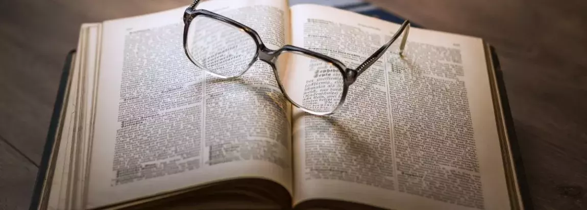 lunettes sur un livre connaissances