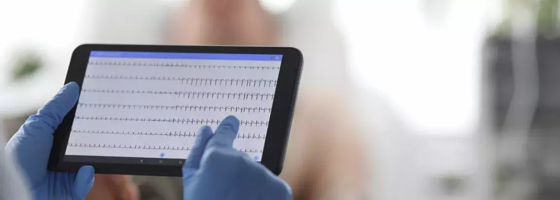tablette avec battements cardiaques dessus