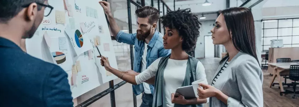 expérience collaborateur groupe de travail devant un tableau