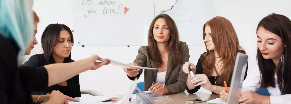 L’évolution de la gestion des informations des SIRH groupe de femmes qui travaillent